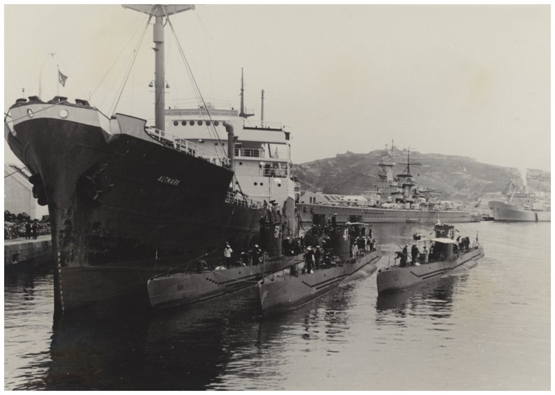 El U-45, el U-47 y el U-50 junto al SS Almark