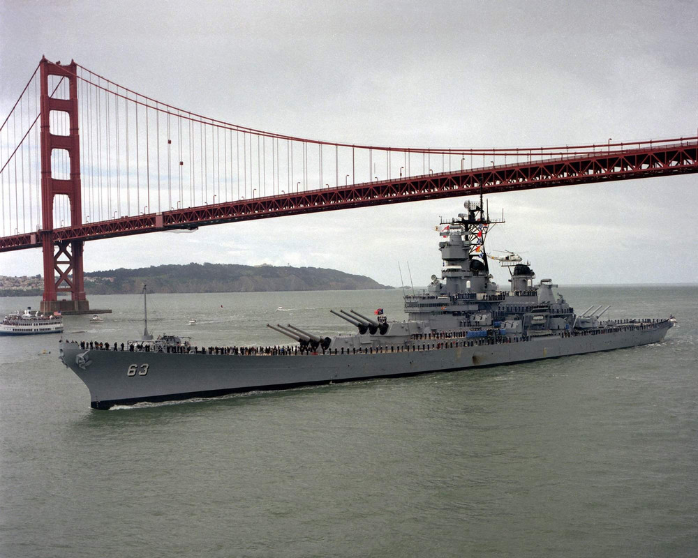 El USS Missouri BB-63 pasa por debajo del puente Golden Gate en dirección a San Francisco para su reanudación, 10 de mayo de 1986