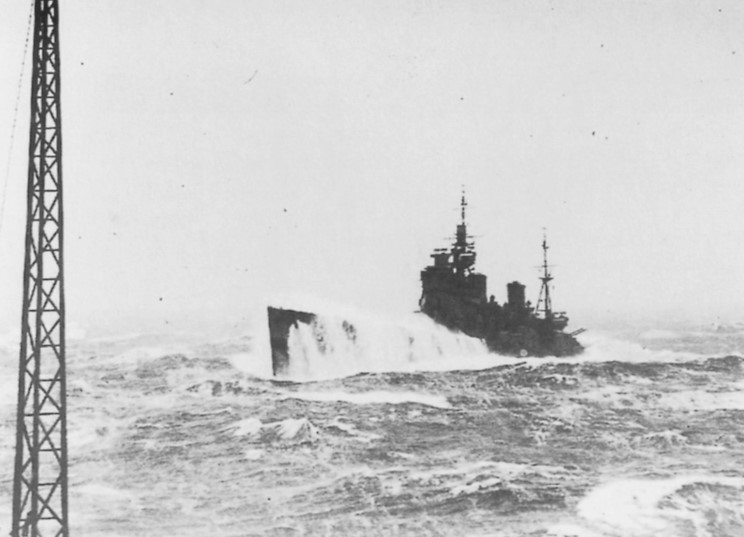 HMS Duke of York en plena tormenta, en algún lugar de la Ruta del Ártico