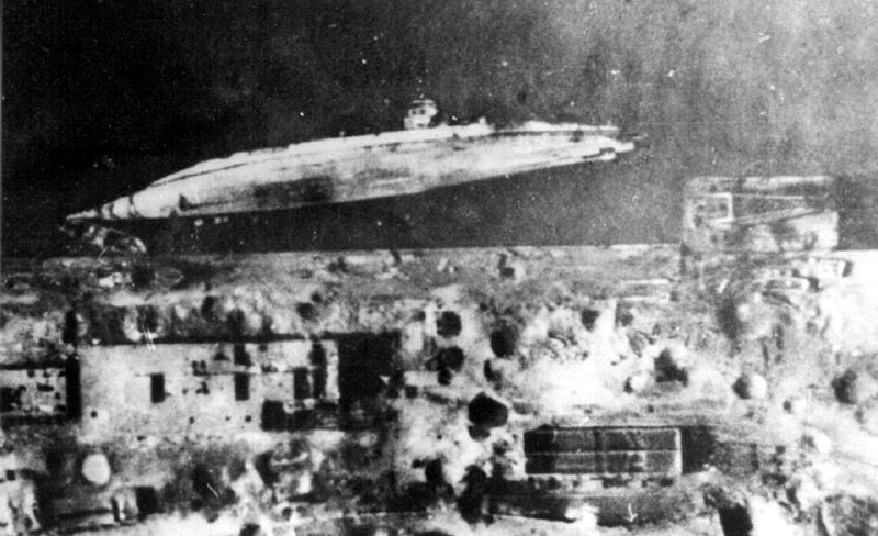 El Scheer se encontraba en Kiel para llevar a cabo reparaciones en su artillería principal y a donde llegó transportando refugiados de la zona del Báltico. En el bombardeo sobre Kiel el 9 de abril de 1945 es alcanzado el navío y se hunde