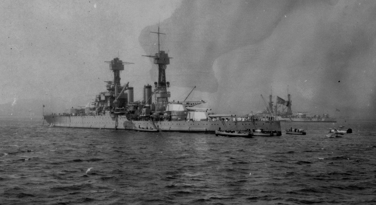 El USS Maryland BB-46 junto al USS New Mexico BB-40 en 1930