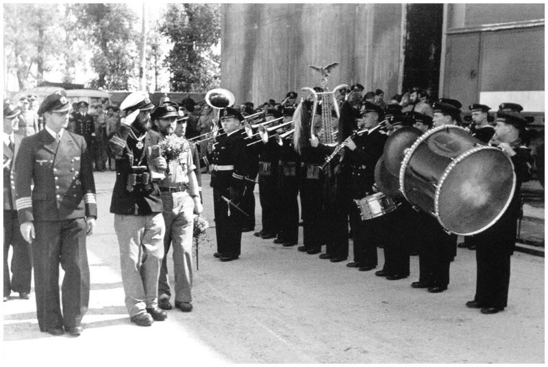 El 8 de agosto 194, el Kptlt. Markwoth recibe la Cruz de Caballero en Lorient