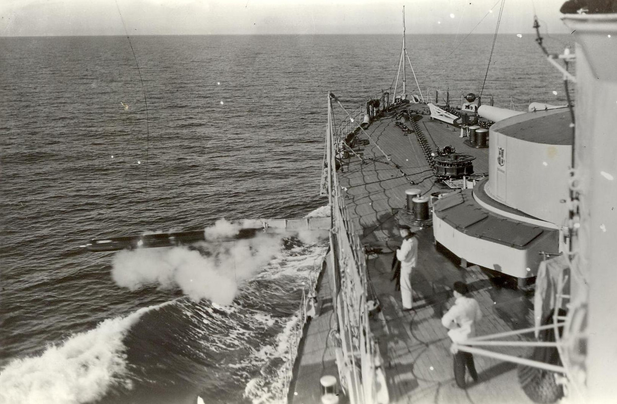 El Schleswig-Holstein lanzando un torpedo en 1929