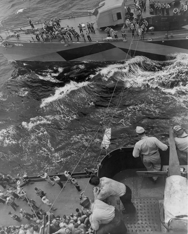 El USS Braine DD-630 transfiere pertrechos al USS New Mexico BB-40 el 14 de junio de 1944
