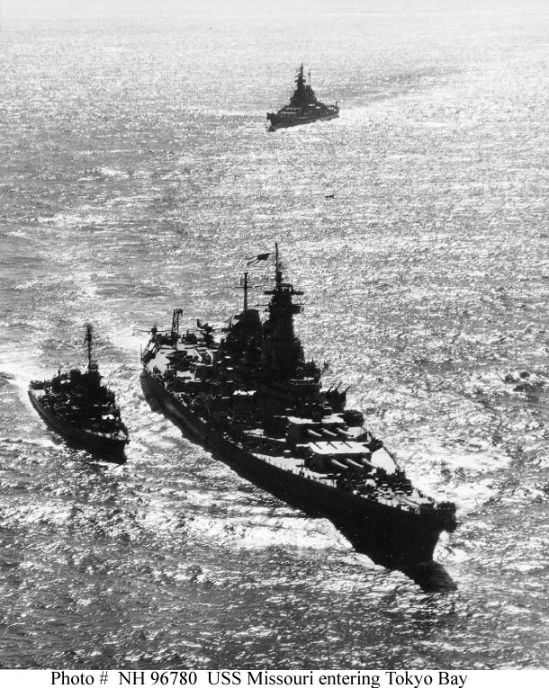 Escoltado por el USS Nicolás DD-449 y seguida por el USS Iowa BB-61, el USS Missouri BB-63 se encamina hasta la bahía de Tokio para la firma formal de la rendición japonesa, el 29 de agosto de 1945