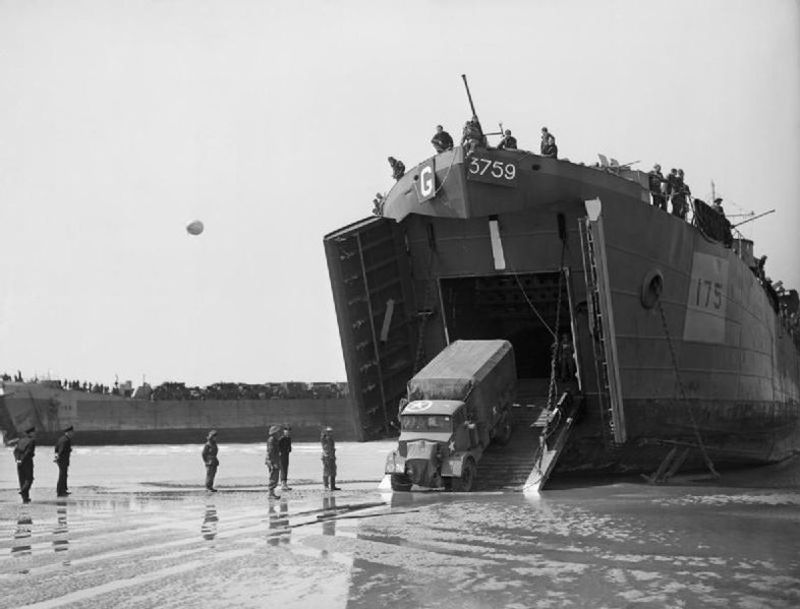 Un camión desembarca de LST en las playas de Normandía, el 7 de junio de 1944