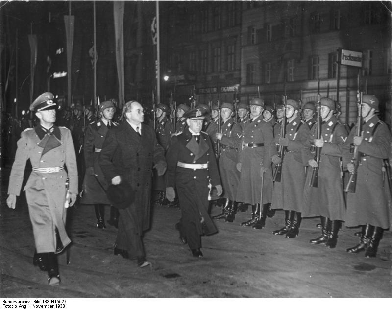 El almirante Canaris el 1 de noviembre de 1938 pasando revista en una parada junto al Generaloberst Keitel y el Generalleutnant Seifert