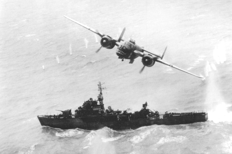 El Destructor IJN Amatsukaze hundiéndose el 6 de abril de 1945 en Mar de China Meridional