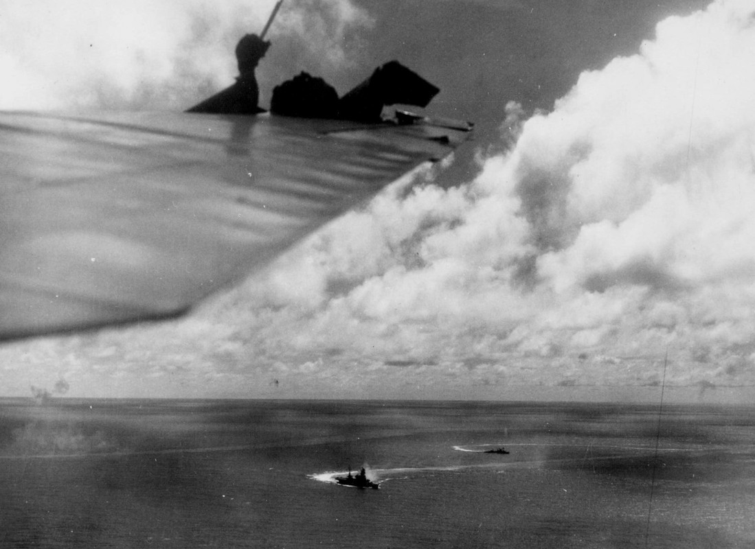 Vista desde un Grumman TBF Avenger perteneciente al Escuadrón VT -51, vuela sobre el IJN Ise japonés durante la Batalla de Cabo Engaño