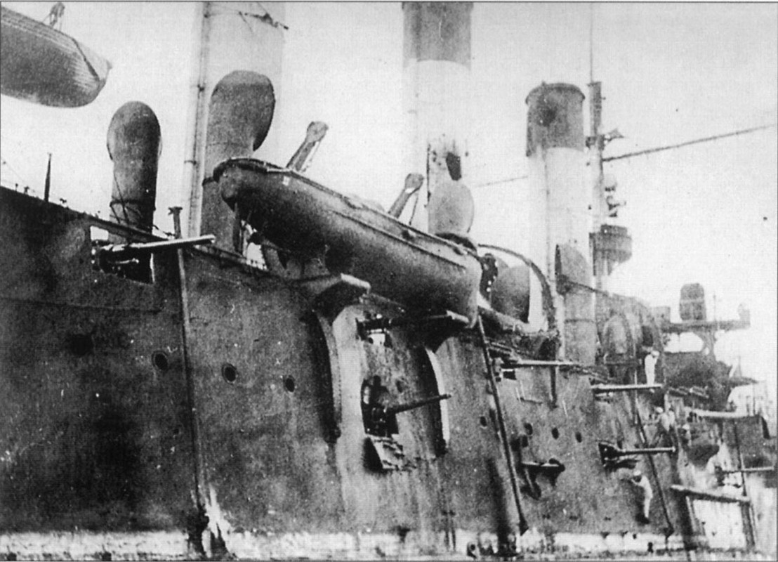 Aspecto de los impactos recibidos en Aurora después de la Batalla de Tsushima