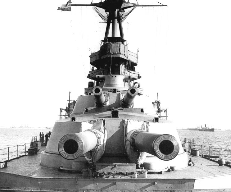 Las torretas delantera del HMS Queen Elizabeth