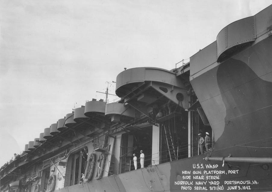 El USS Wasp CV-7, se aprecia la plataforma de tiro, a babor, cerca de la popa, en los Astillero Naval de Norfolk, Portsmouth, Virginia, 3 de junio de 1942