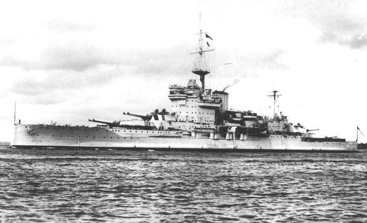 El HMS Warspite durante la Guerra Civil Española