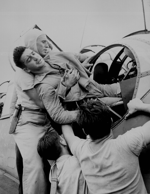 Tripulante herido de un TBF Avenger es sacado para ser atendido después del ataque sobre Rabaul el 5 de noviembre de 1943