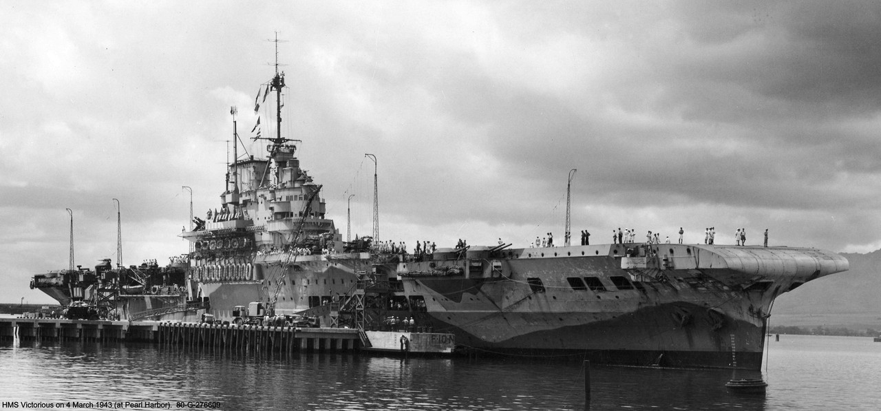 El HMS Victorious en Pearl Harbor el 4 de marzo de 1943