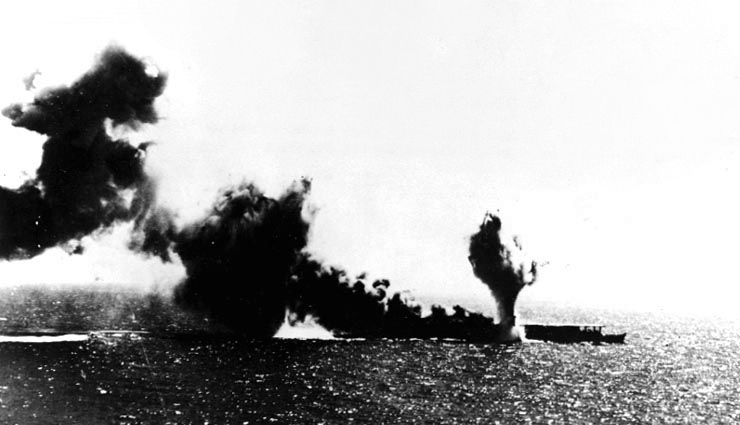 El IJN Shoho torpedeado por aparatos de la U.S. Navy en la batalla del Mar del Coral