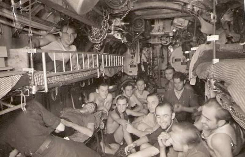 Momento de relax para la tripulación, en el interior del U-73