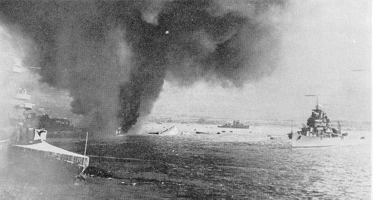 El Crucero Ligero USS San Luis, pasando cerca del USS California durante su fuga, sobre las  09.40 am