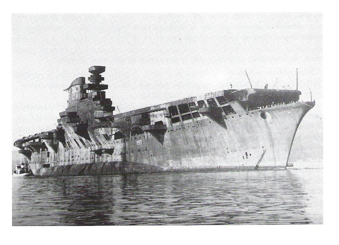 El RMI Aquila en el puerto de La Spezia, en 1951, antes de ser desguazado