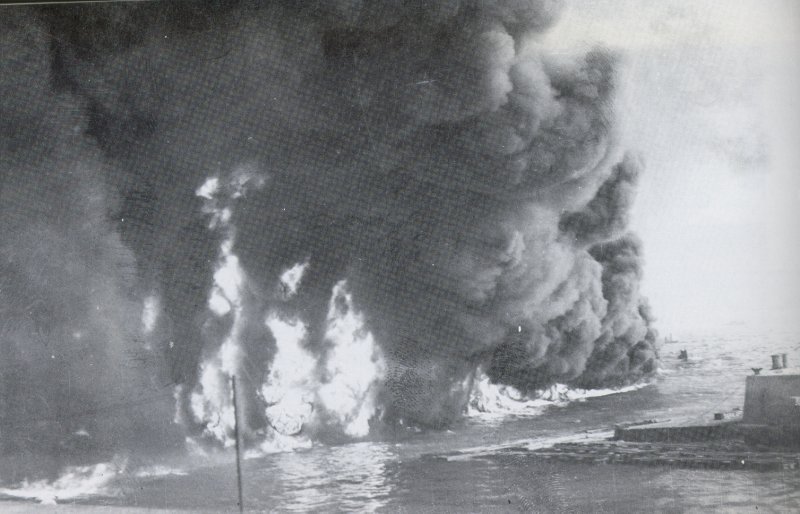 El USS California, envuelto por el humo y las llamas, por el fuego del petroleo del USS West Virginia y del USS Arizona