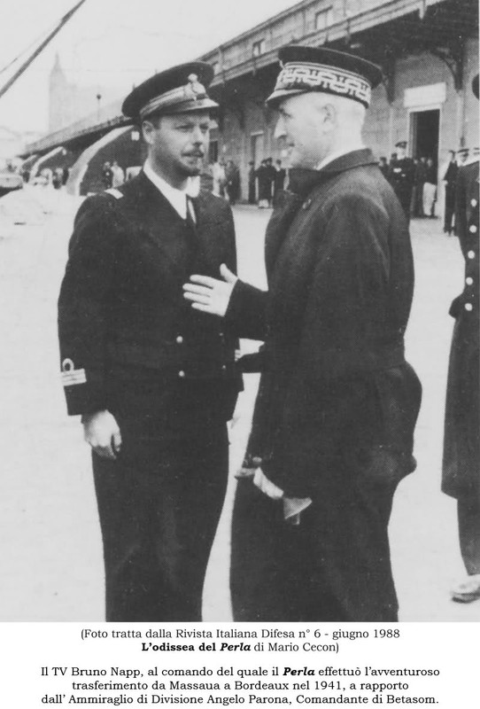 El TV Bruno Napp, bajo cuyo mando la Perla realizó el aventurero translado de Massua a Burdeos en 1941, charla con el Almirante de División Almirante Angelo Parona, Comandante de Betasom