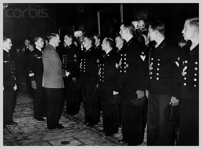 La tripulación del U-47 es condecorada por Hitler