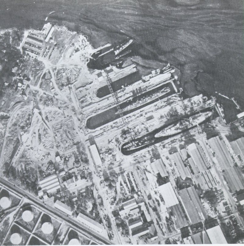 El 10 de diciembre de 1941, vista aérea de Pearl Harbor Navy Yard. El acorazado USS Pennsylvania y los destructores USS Cassin y el USS Downes en el Dique Seco nº 1. El USS Helena, sometidos a reparación por daños de torpedo en el Dique Seco Nº 2. Y los restos destrozados del Destructor USS Shaw en el Dique Seco flotante