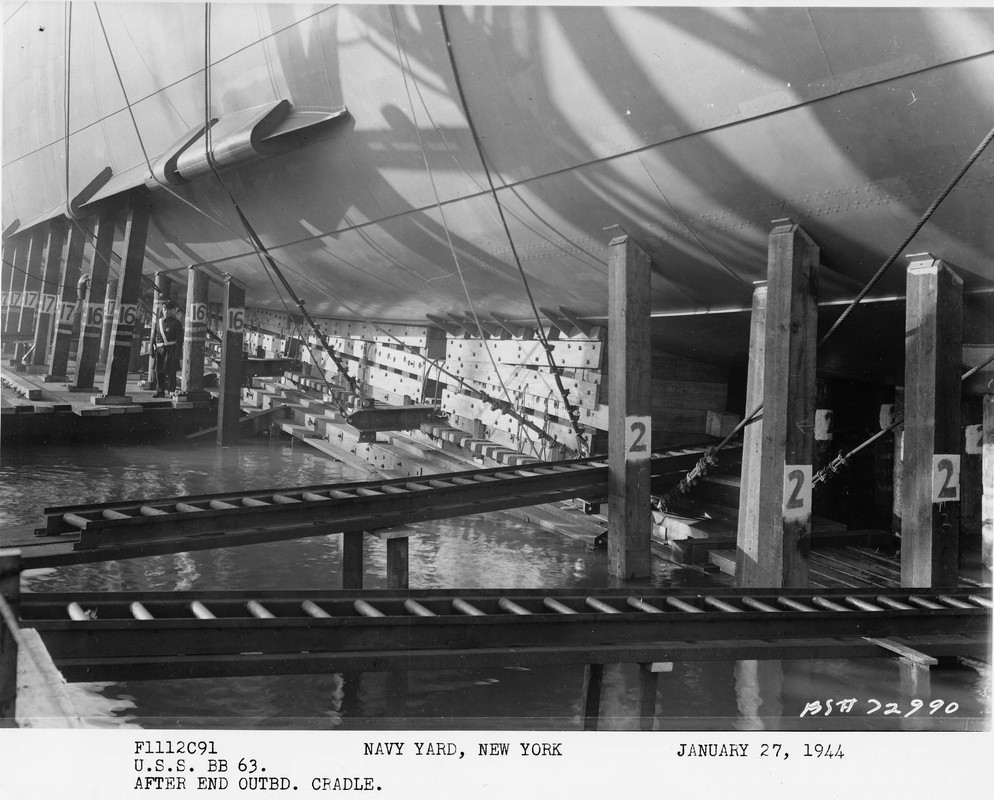 El USS Missouri BB-63 durante su construcción