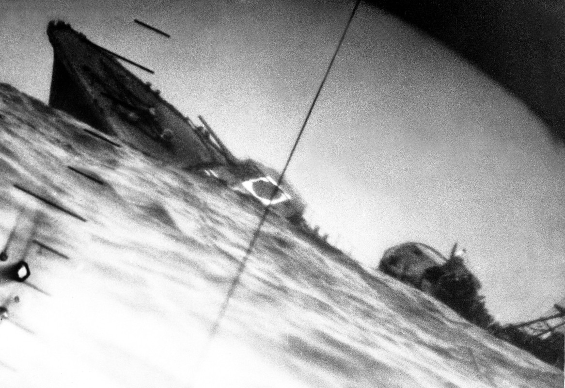 Foto del hundimiento del IJN Yamakaze tras ser torpedeado por el Submarino Americano USS Nautilus SS-168