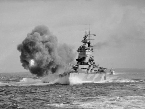 El HMS Nelson disparando sus cañones durante las pruebas de su artillería