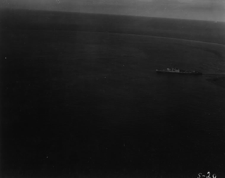 Recuperación de los 3 supervivientes del U-67 por el USS Mc Cormick