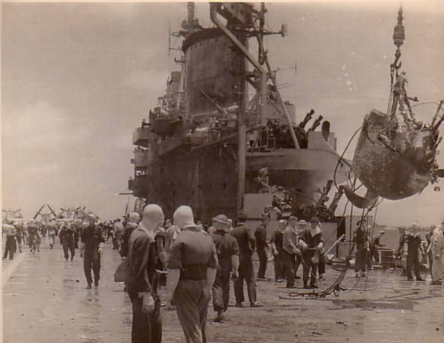 El HMS Formidable durante y después del ataque sufrido por Kamikazes