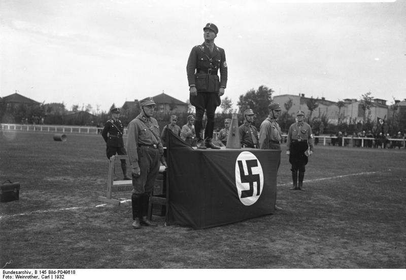 Toma de posesión de Wolf Heinrich Graf von Helldorfpor del grupo de SA-Berlín-Brandenburgo en 1932