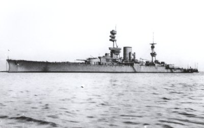 El HMS Courageous y HMS Glorious respectivamente en su configuración de cruceros ligeros de batalla