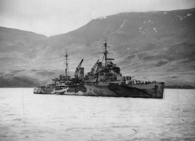 HMS Trinidad anclado en Hvalfjörður, Islandia