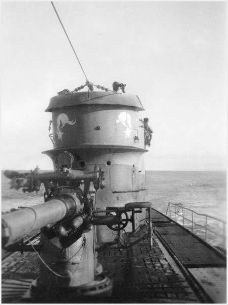 La vela del U-67 y en primer plano el cañón SKc 35 de 10,5 cm