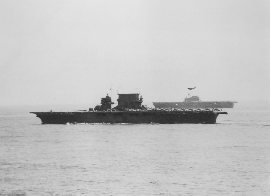 El USS Saratoga y el USS Enterprise en Guadalcanal en agosto de 1942