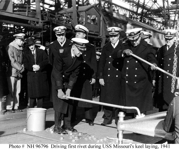 Ceremonia de colocación de la quilla en el New York Navy Yard, 6 de enero de 1941. El Almirante Clark Woodward, comandante de la Navy Yard, segundo desde la derecha, hizo los honores