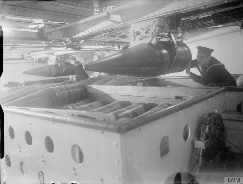 Momento de la carga de la munición del HMS Nelson en 1939