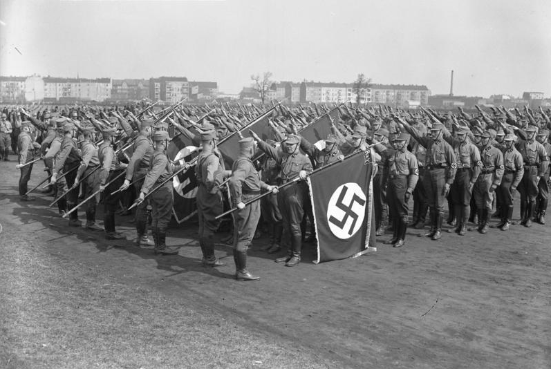 Desfile en el Aeropuerto de Tempelhof de una SA-Fahnenweihe en 1933