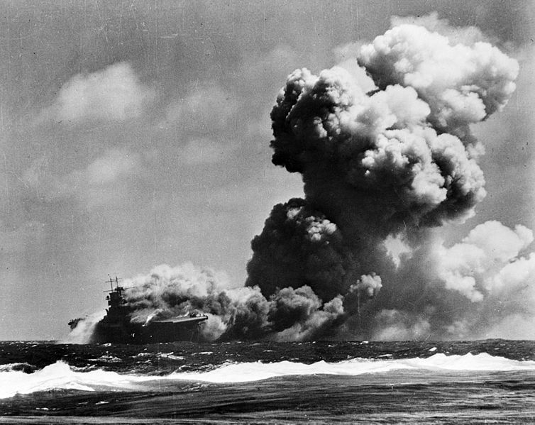 El USS Wasp CV-7 después de ser alcanzado por los torpedos del submarino japonés I-19, el 15 de septiembre de 1942