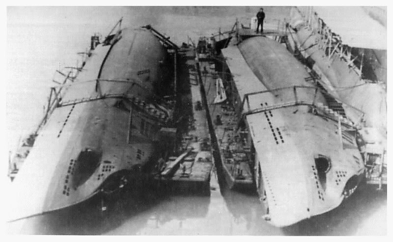 El U-19 y el U-23 preparados para ser transportado a través del canal de Kiel