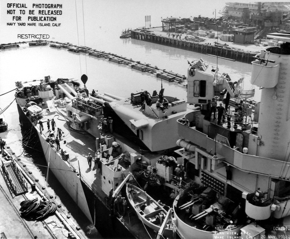 El USS Pensacola en los Astilleros Mare Island durante su reparación, mayo de 1944