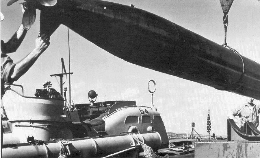 La PT-64 cargando un torpedo en Melville, Rhode Island, EEUU