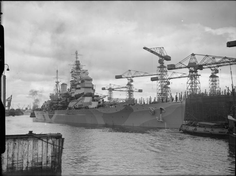 El HMS Howe en el Puerto de Glasgow, julio de 1942