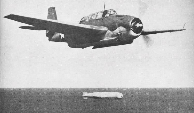 Un TBF Avenger lanzando un torpedo, método por el cuál fué hundido el U-84