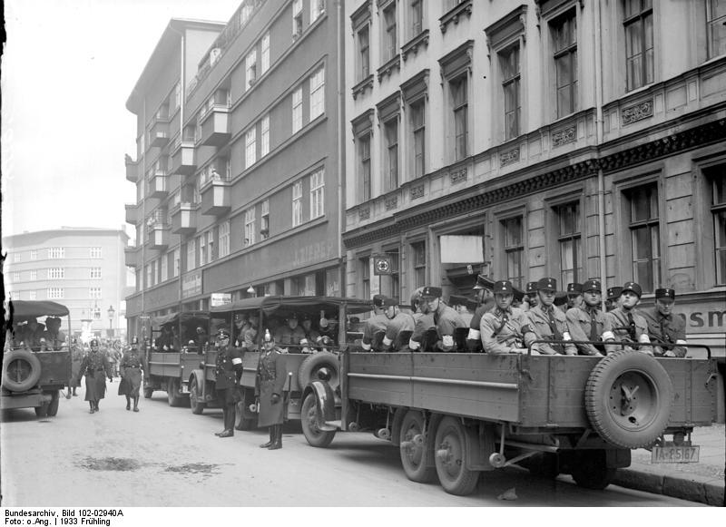 Berlín, 21 de marzo 1933. SA-Hilfspolizei preparándose para una redada