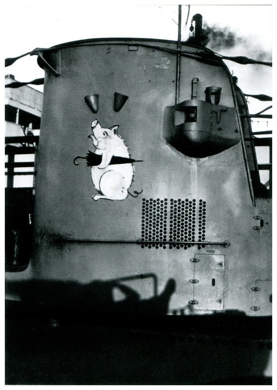 El emblema del U-10, un cerdo con paraguas en 1939-1940