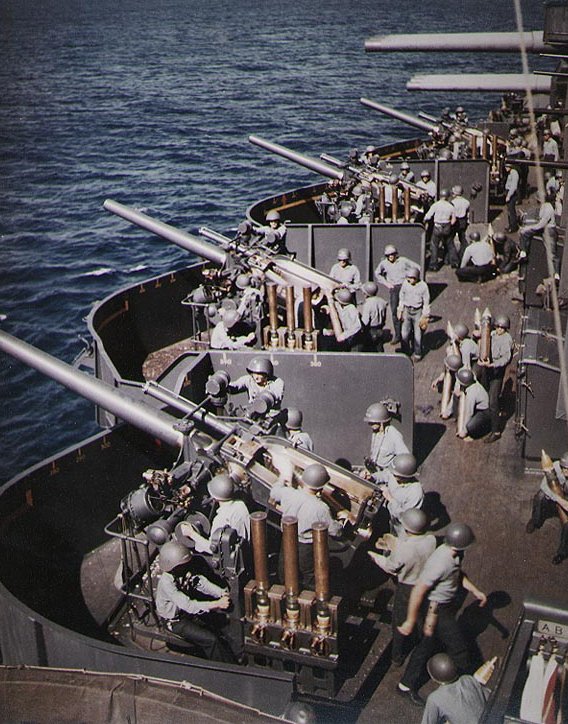 Baterías del USS New México BB-40 preparándose para disparar durante el bombardeo de Saipán el 15 de junio 1944