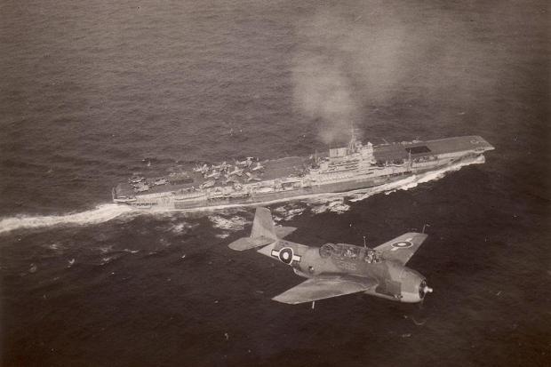 Un Avenger sobrevolando el HMS Indomables, se pueden apreciar aviones  Hellcats y Avengers en la cubierta de vuelo, en 1945